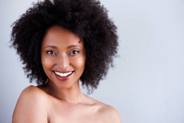 Comment démêler les cheveux crépus et frisés