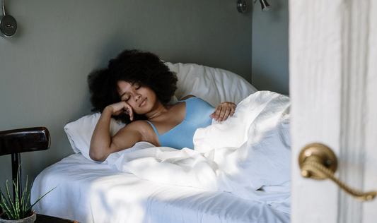 Les secrets pour prendre soin de vos cheveux texturés la nuit