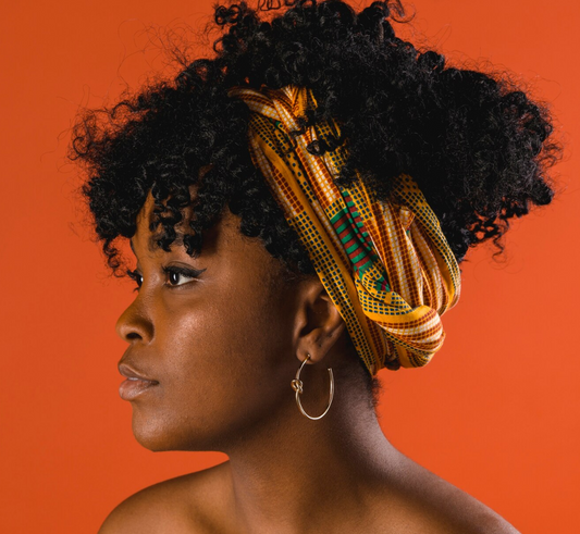 Le co-wash : l'astuce coiffage qui ravive tes boucles entre deux shampooings