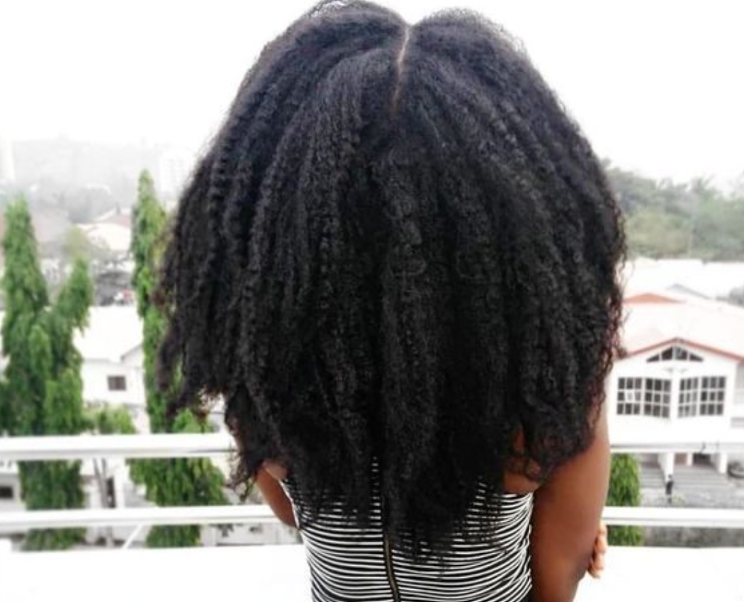Stimuler la pousse des cheveux naturellement avec l'huile de romarin : secrets des cheveux afro, bouclés et crépus