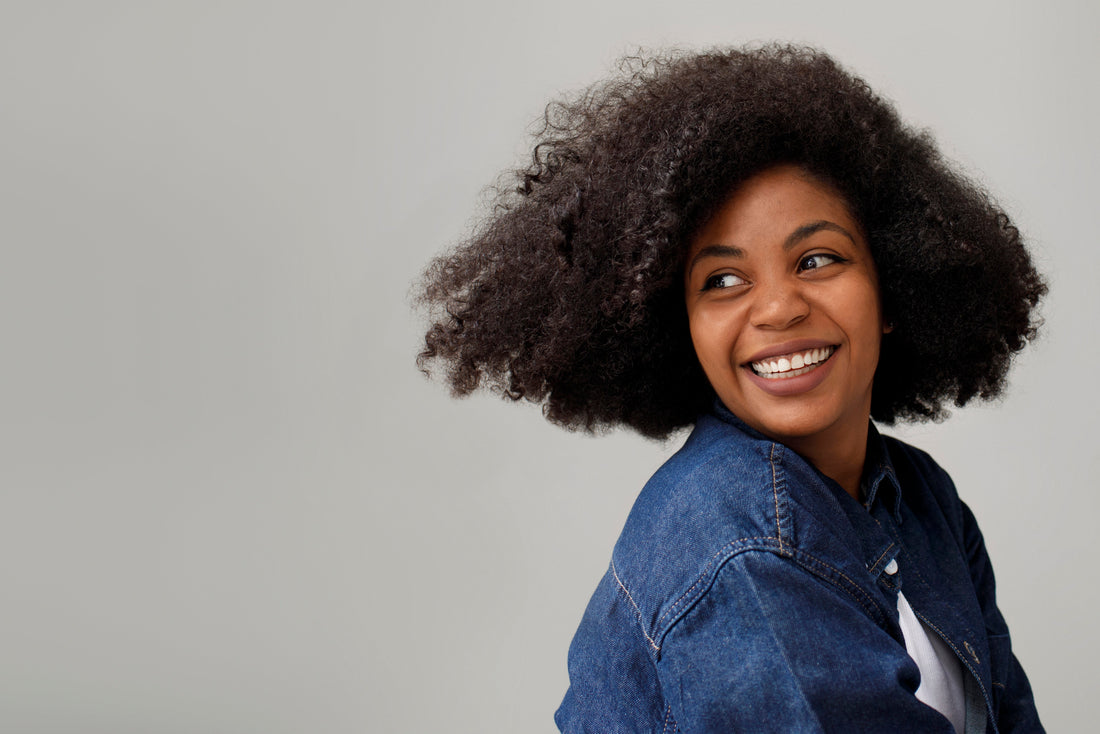6 conseils pour prendre soin de ses cheveux frisés, crépus et bouclés